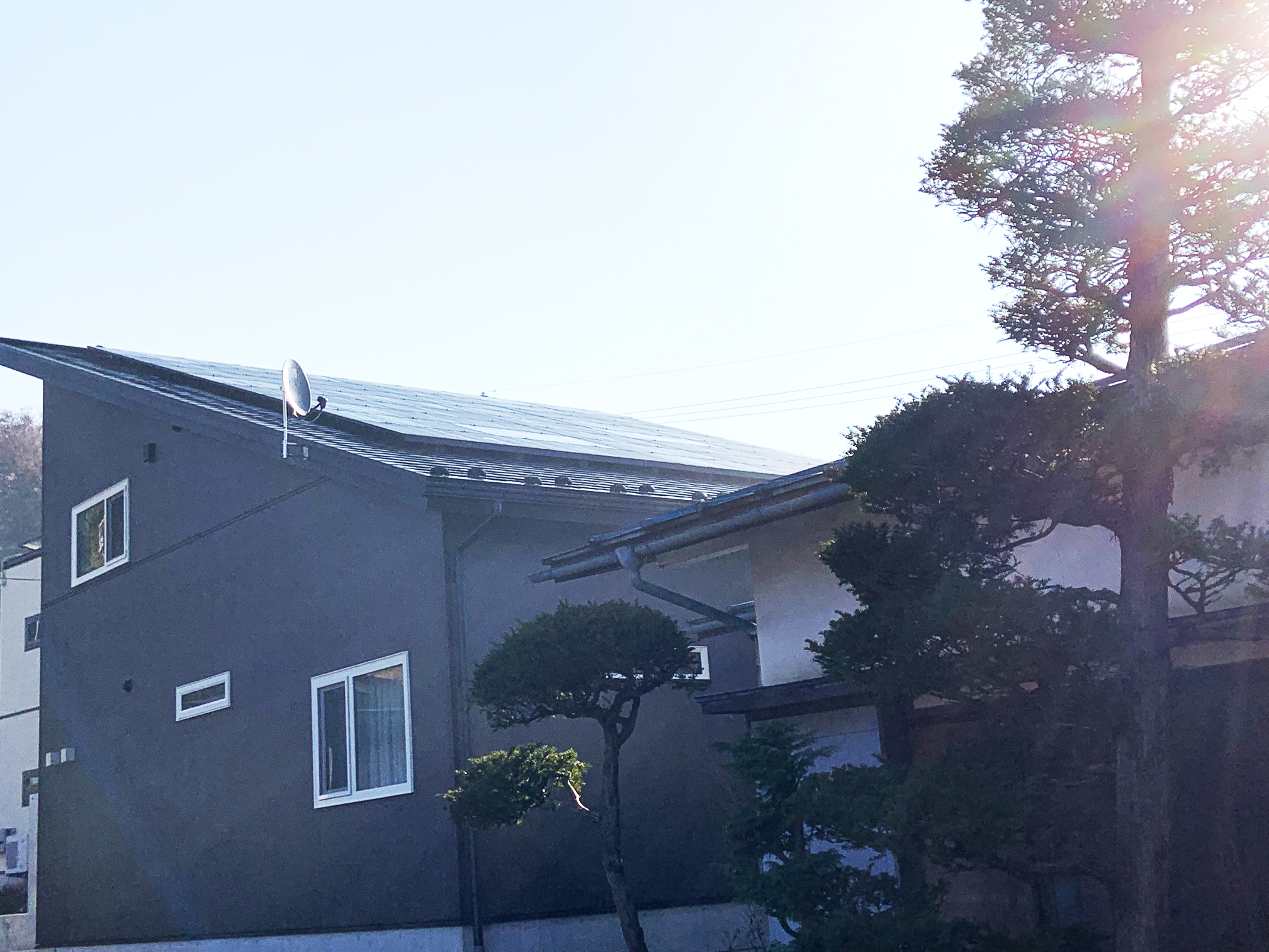 片流れの大屋根に目一杯の太陽光発電